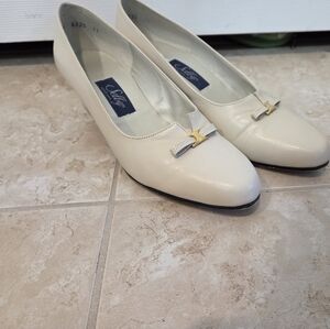 Elegant Cream Flats with Bow Accent